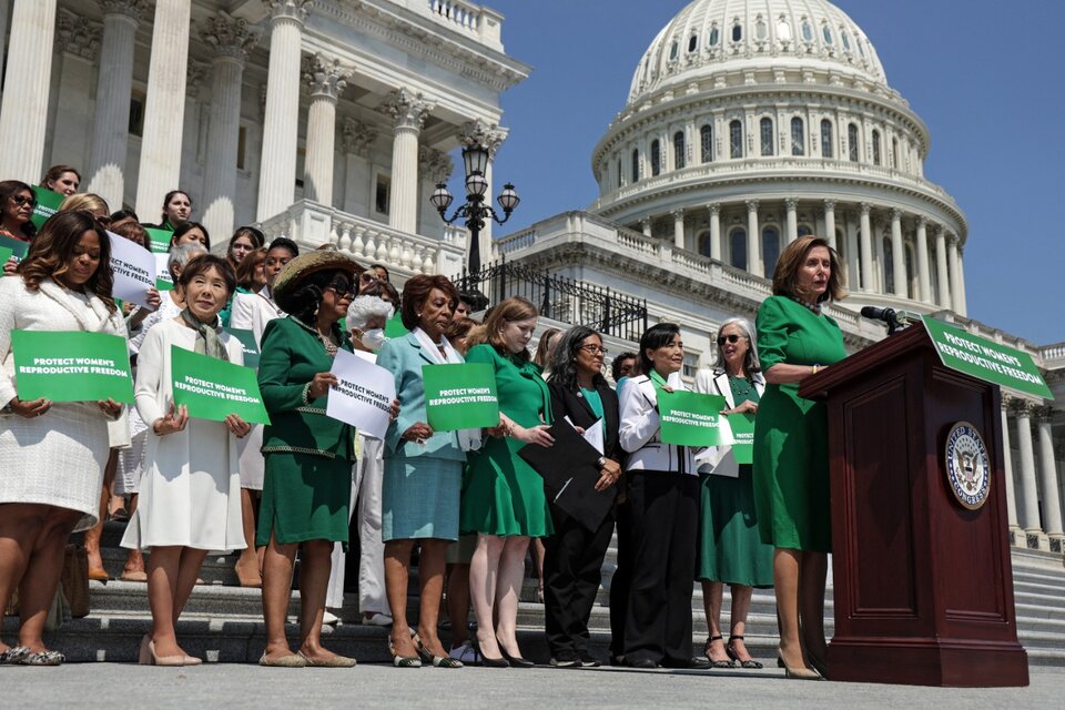 Nancy Pelosi, demócrata, presidente de la Cámara baja, en un duro discurso por lo derechos reproductivos frente al Capitolio. (Fuente: AFP)