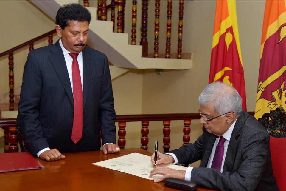 Wickremesinghe firma un documento después de asumir como presidente de Sri Lanka. (Fuente: EFE)