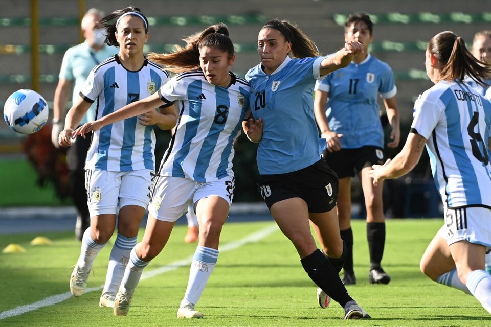 La argentina Falfán disputa con Gómez. El seleccionado femenino se floreó en Colombia (Fuente: AFP)