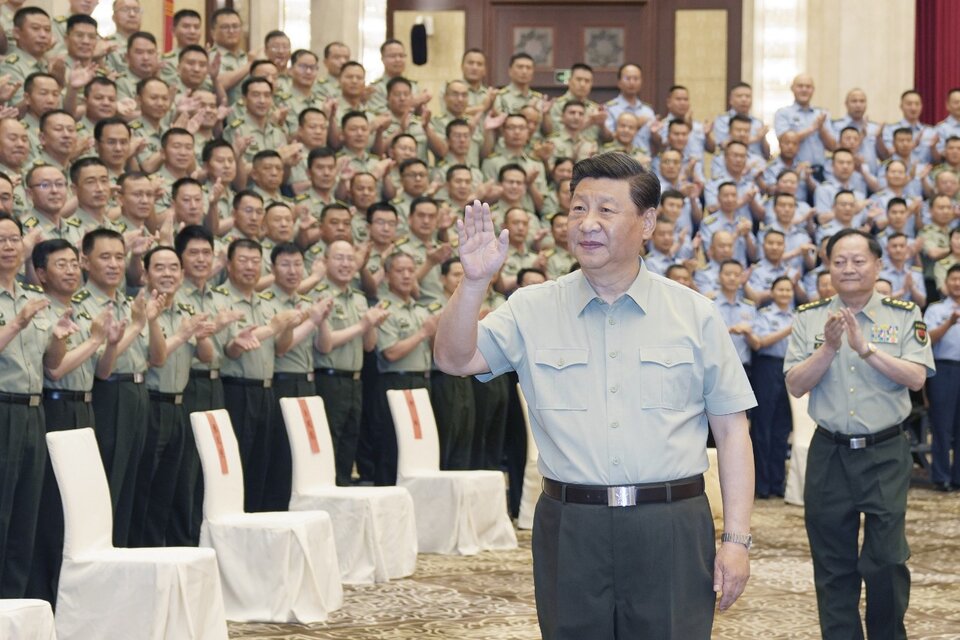 Xi saluda a oficiales militares y tropas estacionadas en la región autónoma uygur de Xinjiang, (Fuente: Xinhua)