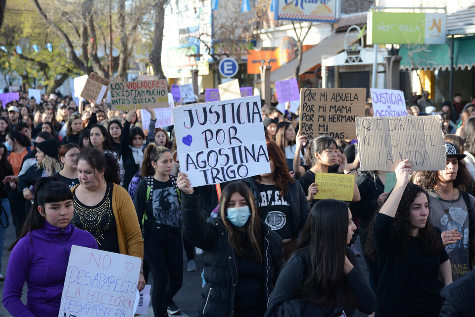 Familiares y allegados a Agostina Trigo exigieron justicia por el femicidio. Imagen: Télam. 