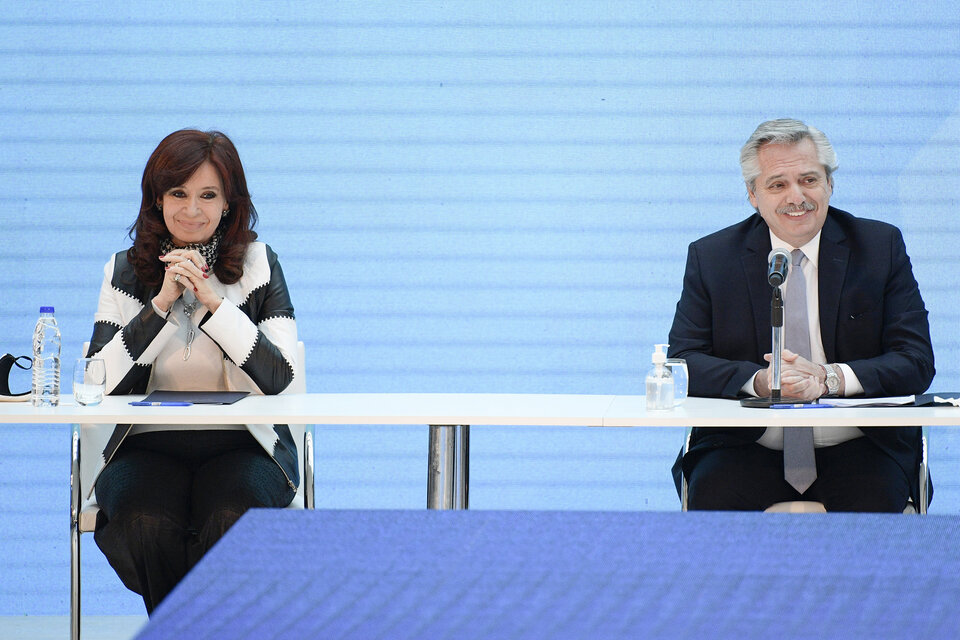 La vicepresidenta Cristina Fernández de Kirchner y el presidente Alberto Fernández. Los gestos y acciones políticas luego de la renuncia de Guzmán pareciera que han bajado los decibeles de la crisis interna. (Fuente: AFP)