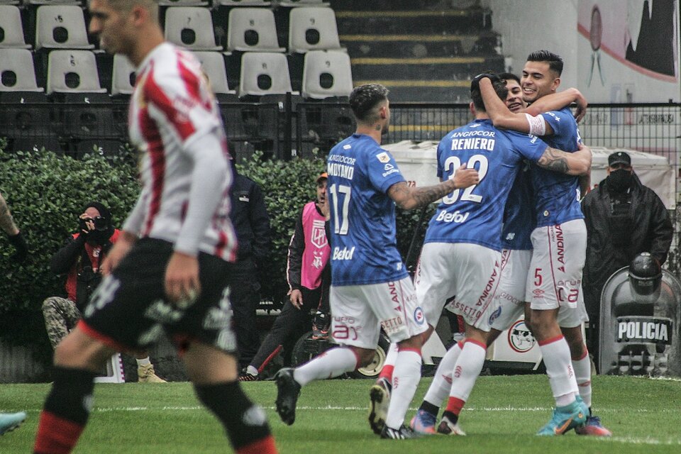 Vera festeja el primero de sus dos goles para el Bicho ante el Guapo (Fuente: Julio Mancini)