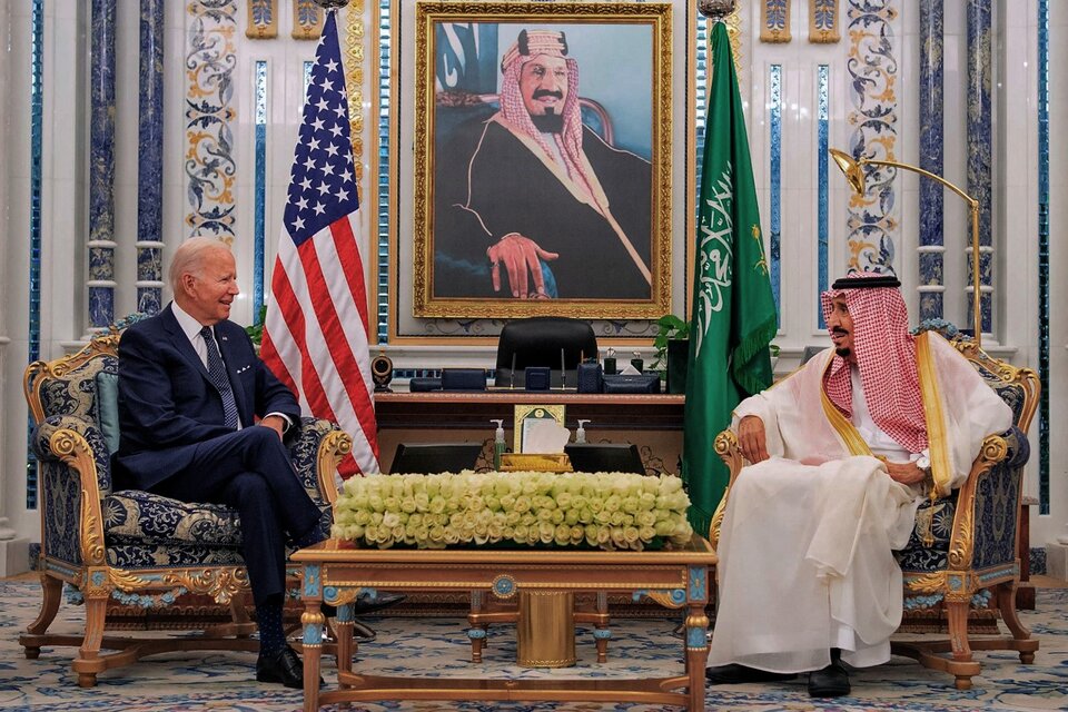 Biden y el rey saudí Salmán bin Abdelaziz en el palacio al-Salam de Yeda. (Fuente: AFP)
