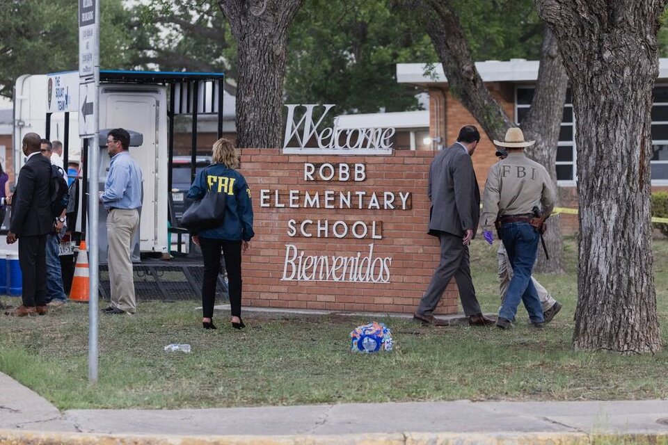 Es la primera vez que se señalan errores por parte de autoridades estatales y federales durante el operativo en la escuela primaria Robb. Foto: AFP.