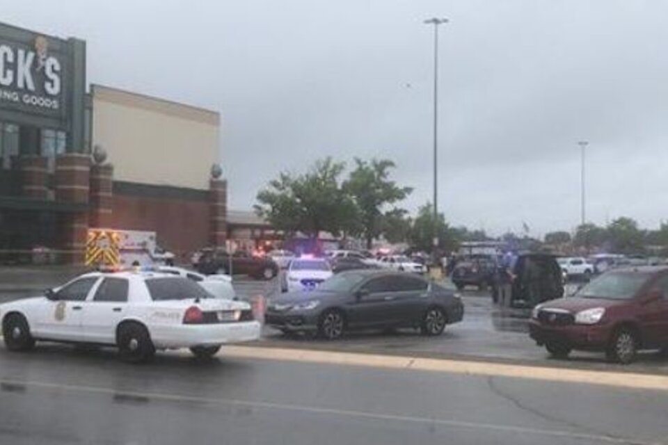 Violencia sin fin. Un hombre con un rifle mató tres personas en un shopping en Greenwood, Indiana. Imagen: Captura TV