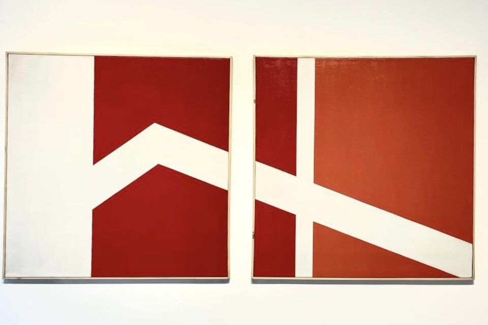"Rojo", 1967, díptico de Enrique Torroja. Abajo: "Yantra cae en el abismo", 2021, de Mónica Van Asperen.