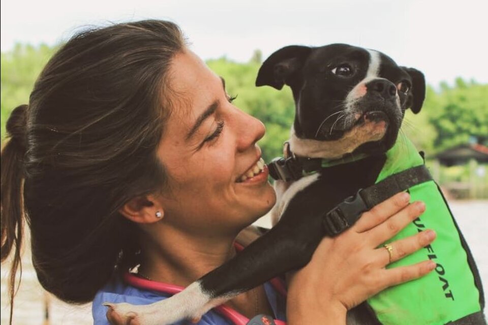 Quién es la joven veterinaria que recorre las islas del Delta para curar animales