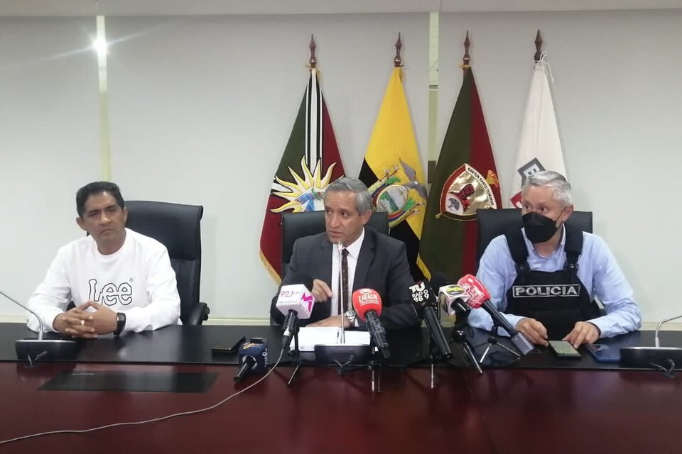 El ministro del Interior de Ecuador, Patricio Carrillo, habla en rueda de prensa. Foto: Minsiterio del Interior de Ecuador
