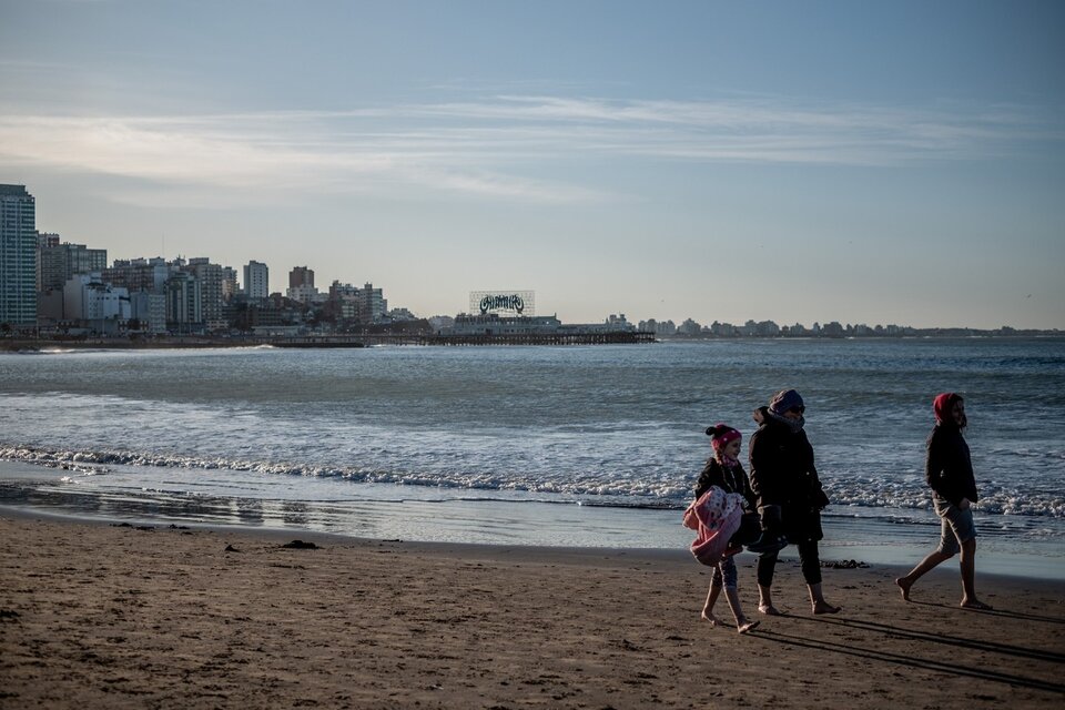 Mar del  Plata, ideal para caminar abrigados por la arena y sin bullicio. (Fuente: Télam)