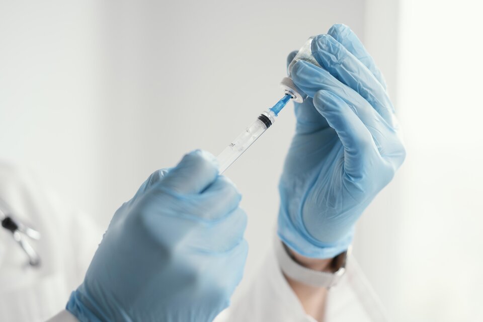 Un equipo de científicos ha demostrado que la combinación de vacunas y el periodo de administración de las mismas son clave para lograr respuestas inmunes para el virus de la inmunodeficiencia humana (VIH). Imagen: Freepik