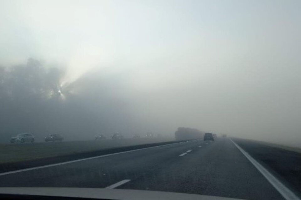 El humo invadió las rutas de Santa Fe, con un foco activo en la localidad de San Jerónimo. (Foto:Captura de imagen).