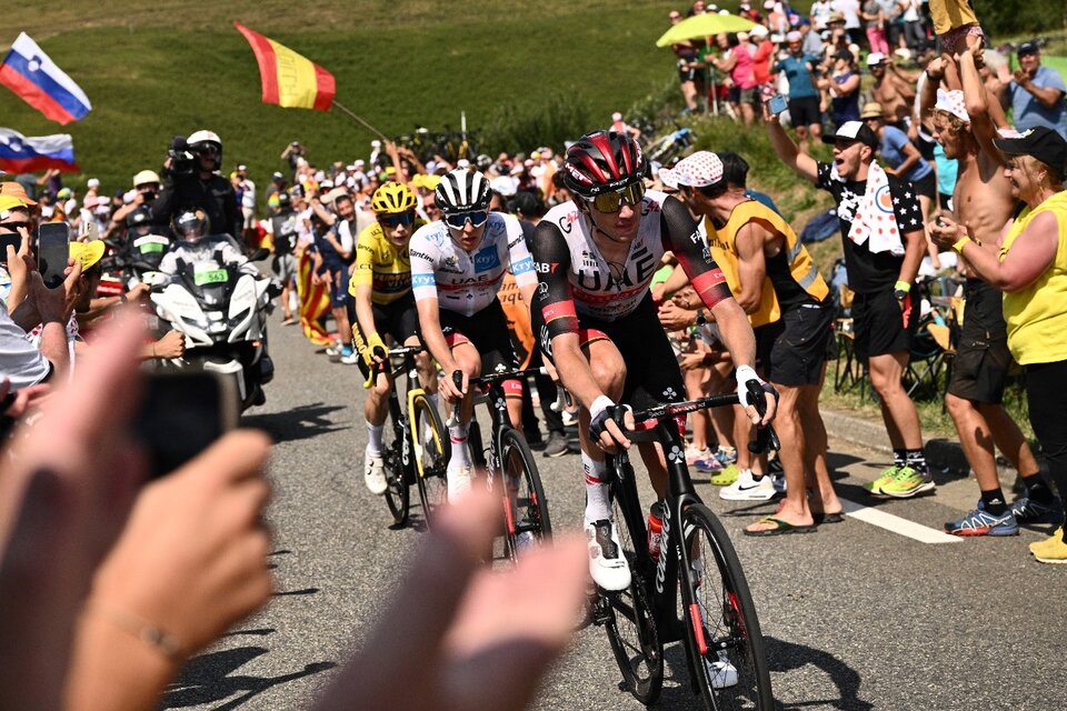 Tour de France: un ciclista se descompuso al llegar a la meta (Fuente: AFP)