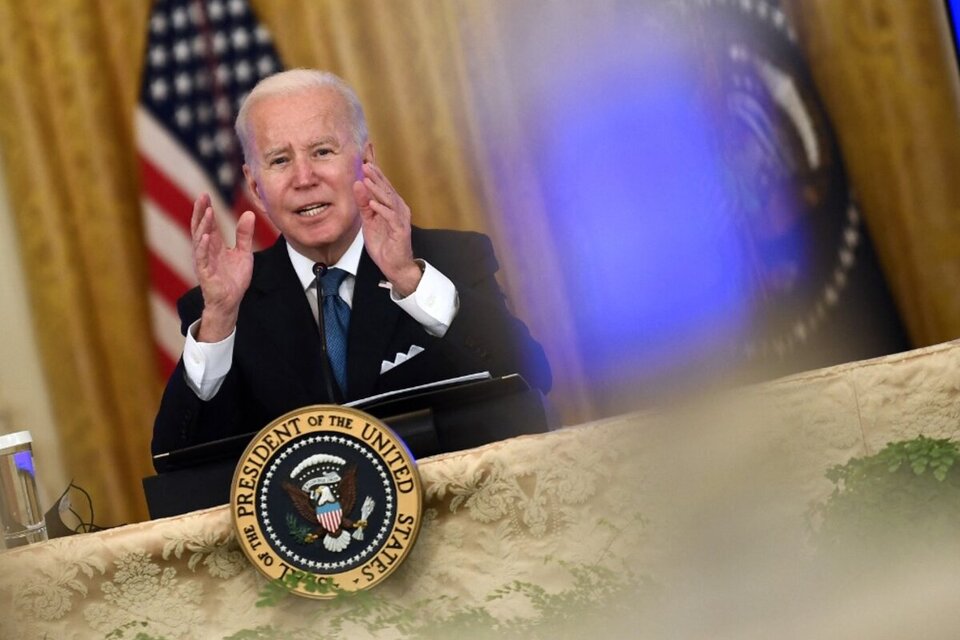 Joe Biden dio positivo de covid-19 por primera vez y experimenta "síntomas muy leves". 