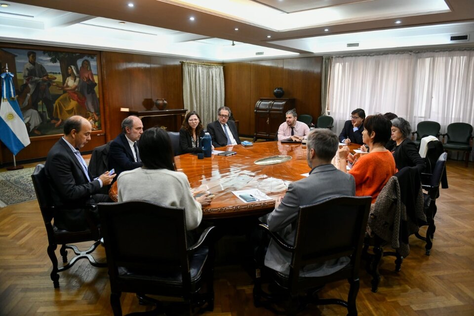 Batakis condujo ayer por la mañana una reunión del Gabinete Económico