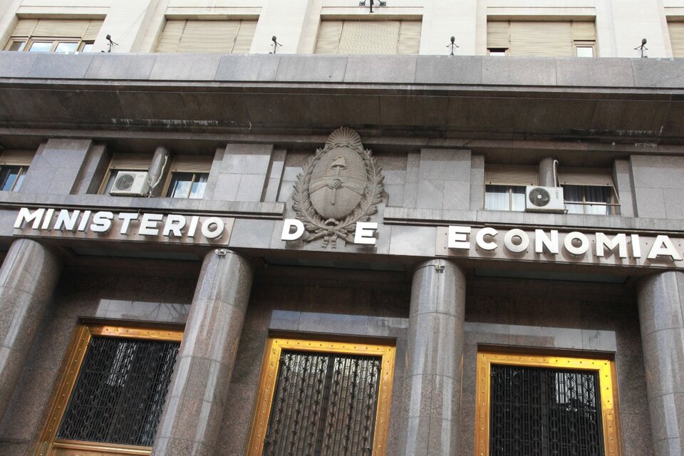 La actividad económica se verá resentida por la inestabilidad cambiaria. (Fuente: Jorge Larrosa)