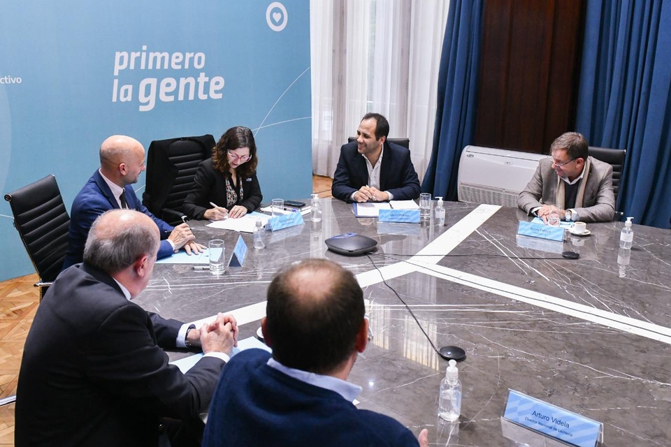 Batakis firmó el acuerdo con empresarios del sector. 