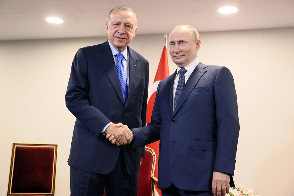 Recep Tayyip Erdogan y Vladimir Putin, posando para la foto luego de la tensa secuencia . Imagen: AFP.