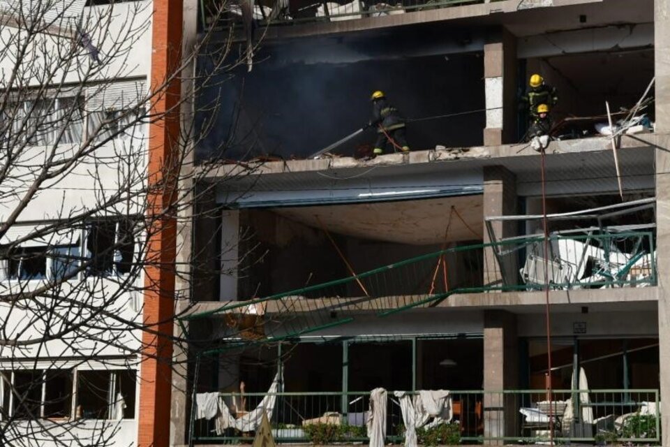 Destrozos. Así quedó el frente del edificio de Montevideo tras la explosión. Imagen: Captura de TV.