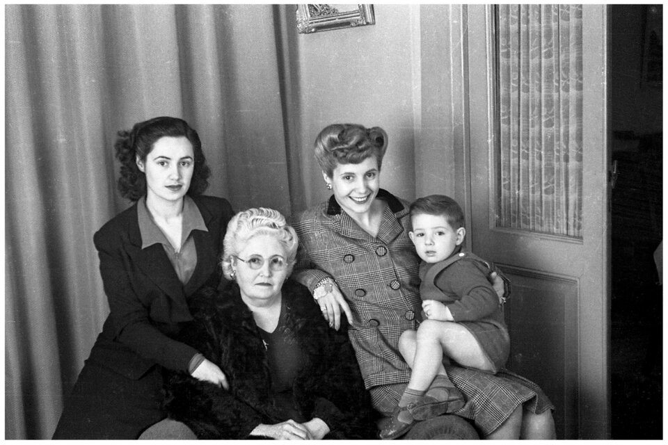 María Eva Duarte junto a su sobrino, su madre y su hermana, en la casa familiar de Junín, circa 1944.