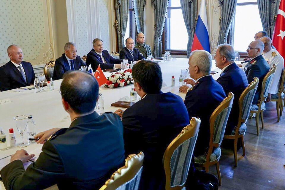 Negociadores de Rusia y Turquia en Estambul trabajan en el acuerdo con Ucrania. (Fuente: EFE)