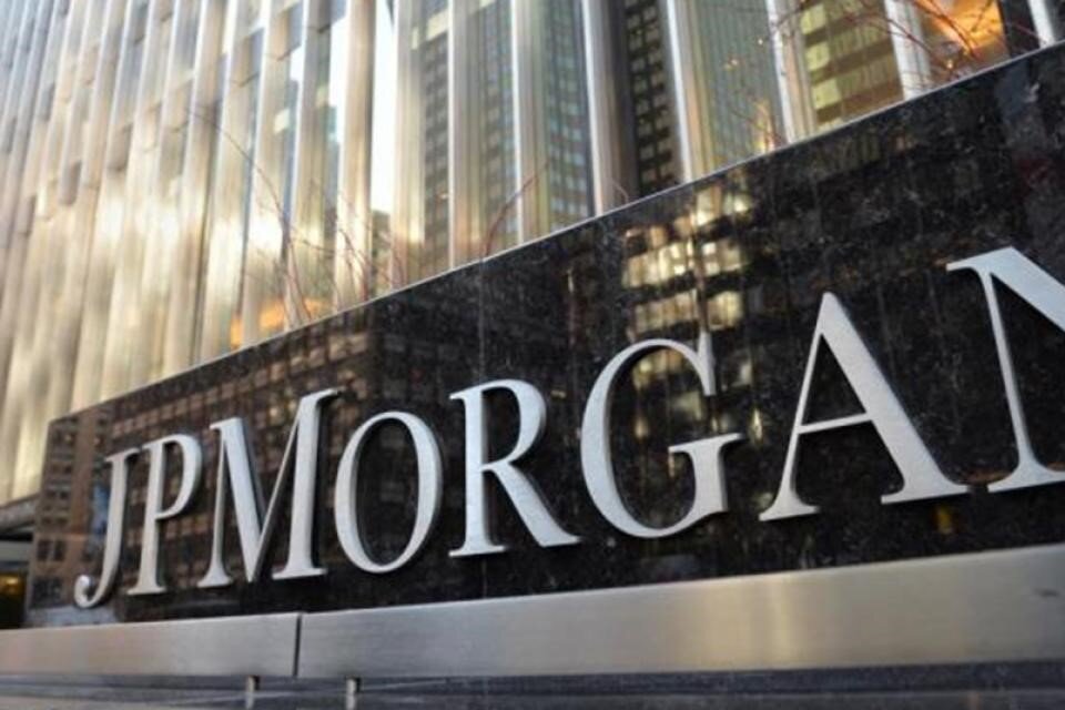 El riesgo país medido por JP Morgan, mide la brecha de tasas de los bonos del Tesoro de los EEUU con sus pares emergentes. 