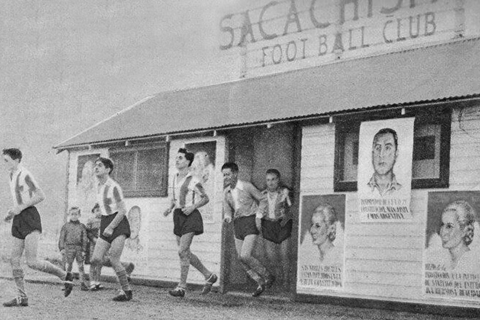 Sacachispas saliendo del vestuario, a puro afiche peronista (Fuente: Archivo Sacachispas)