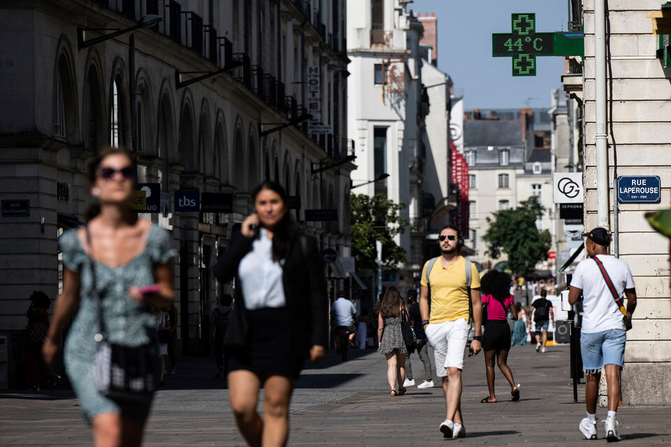 La gente camina en Nantes, y el termómetro de la farmacia marca 44ºC. (Fuente: AFP)