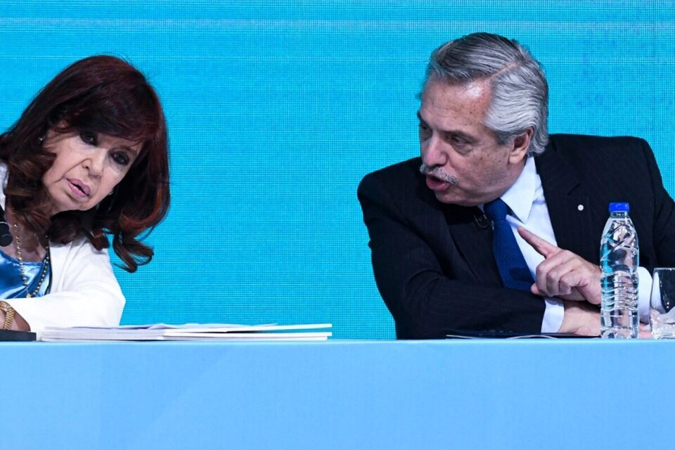 Cristina Kirchner y Alberto Fernández, durante el acto por el centenario de YPF.