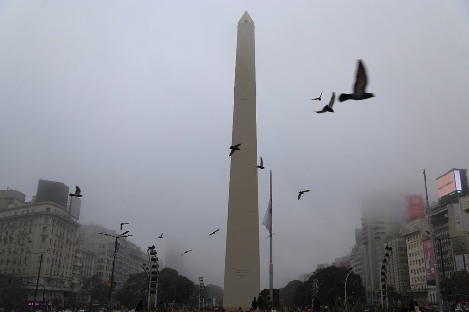 Este domingo el clima en la Ciudad de Buenos Aires y alrededores se presenta con un cielo cubierto de niebla durante la mañana. Foto: NA