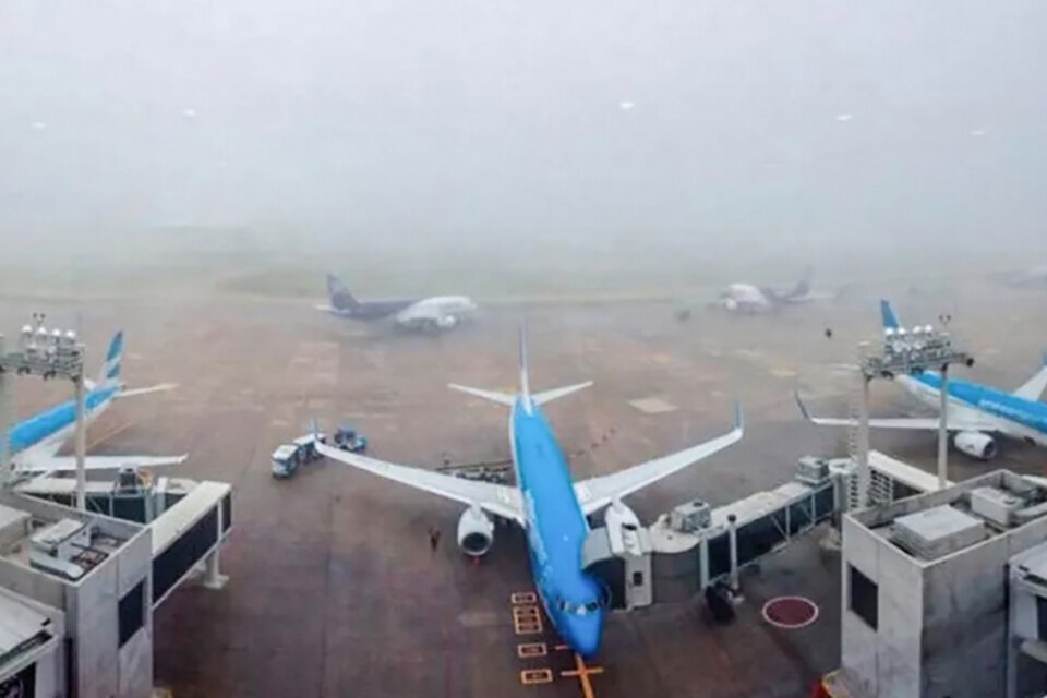 Por la niebla hay demoras y desvíos en los vuelos de Ezeiza y Aeroparque. Foto: Telam