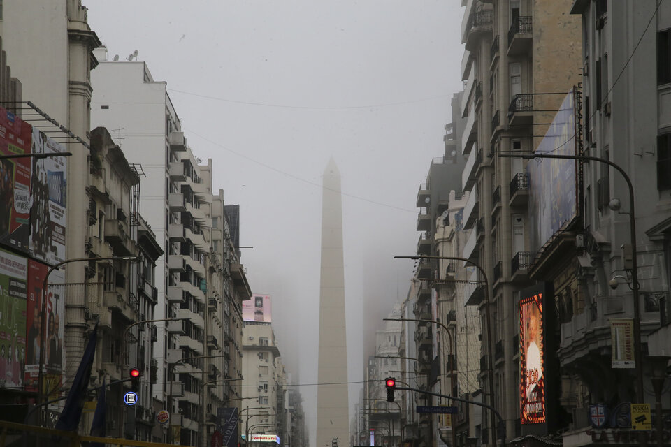 El SMN renovó este domingo su "advertencia" por visibilidad reducida por nieblas que alcanza a gran parte de la ciudad y la provincia de Buenos Aires. Foto: NA