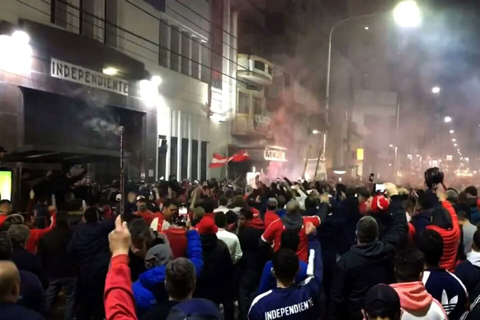 Manifestantes contra la conducción de Hugo Moyano en el Rojo. (Fuente: Télam)