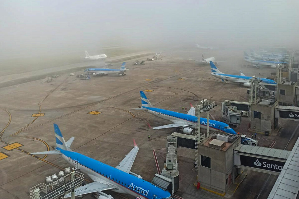 Más de un centenar de vuelos afectados entre Ezeiza y Aeroparque por la niebla (Fuente: NA)