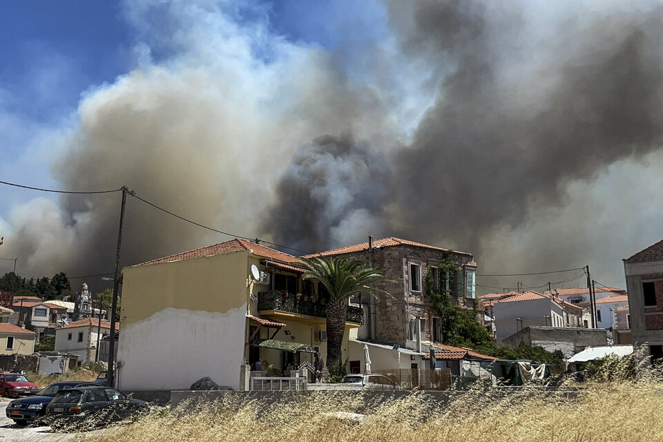 Incendio en Vrisa, isla de Lebos, en Grecia. (Fuente: AFP)
