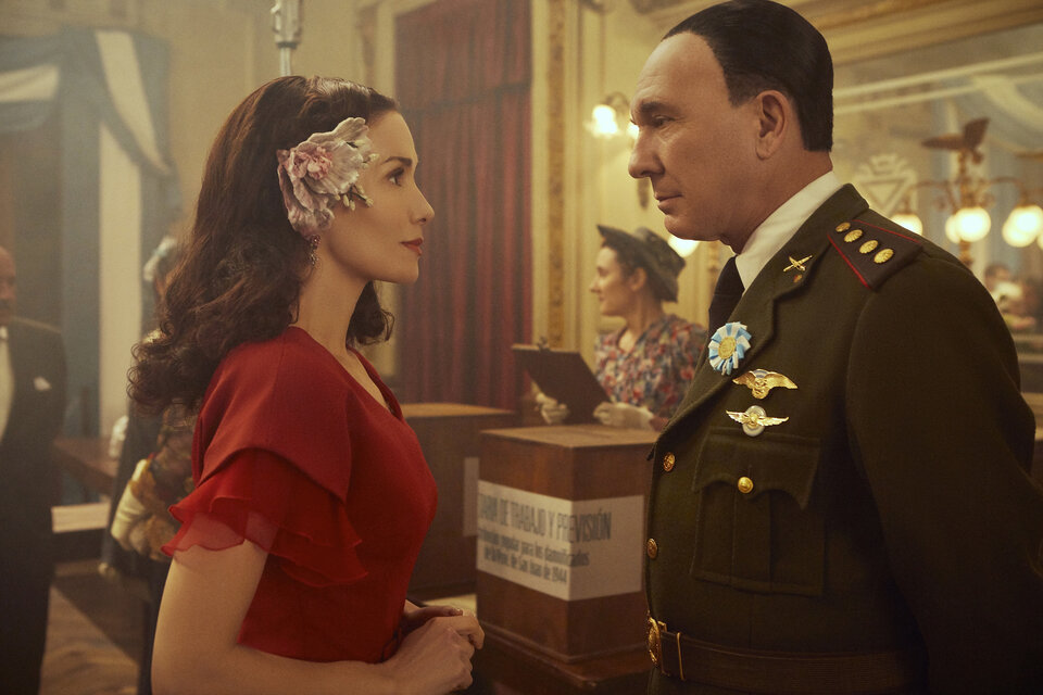 Natalia Oreiro, en el papel de Evita, y Darío Grandinetti, como Perón, en una escena de la serie Santa Evita.