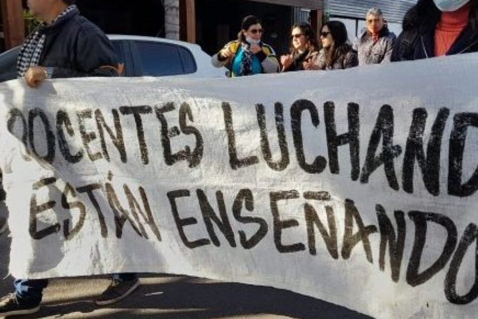 En la vuelta a clases tras el receso invernal, los docentes autoconvocados lanzaron un paro por tiempo indeteminado. El Gobierno descontará los días no trabajados.