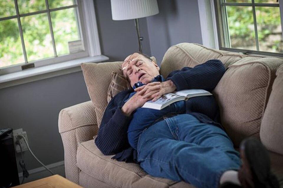 La investigación indicó que las personas mayores que normalmente dormían la siesta tenían un 12 % más de probabilidades de desarrollar presión arterial alta y un 24 % más de probabilidades de sufrir un derrame cerebral. (Foto: Istock)