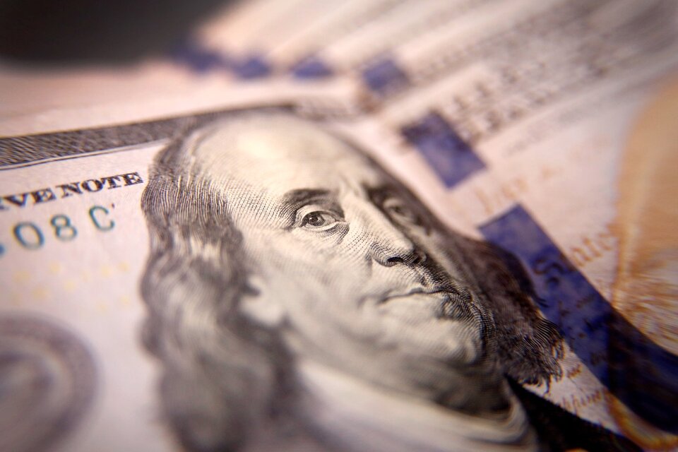 El dólar contado con liquidación se mantuvo en niveles cercanos a 326 pesos. (Fuente: NA)