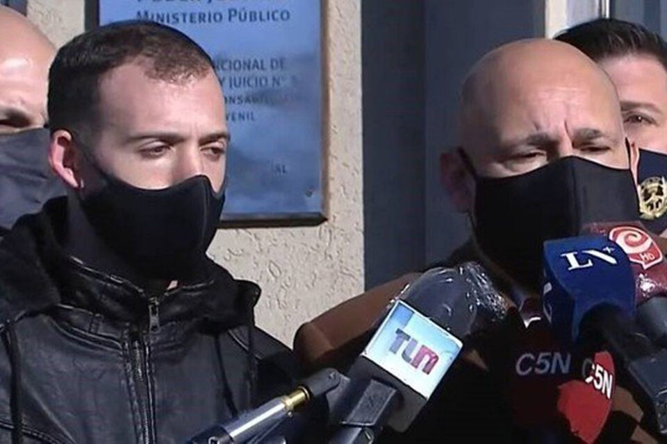 A la izquierda, Facundo Amendolara, el policía que se enfrenta a un juicio por haberle disparado a "Chano" Charpentier