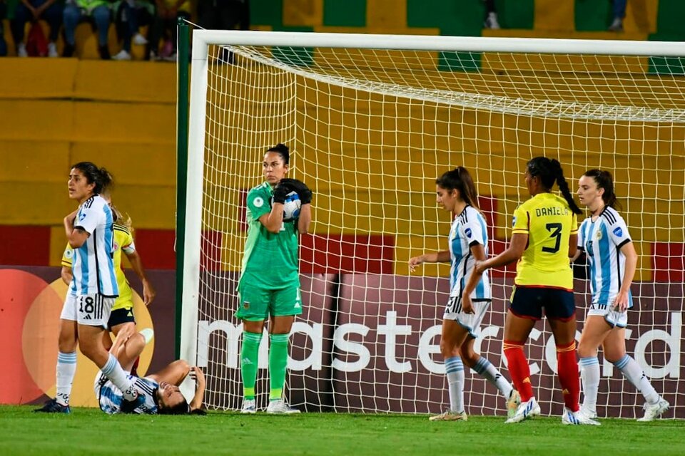 Vaninia Correa asegura la pelota en la semi vs. Colombia (Fuente: Prensa AFA)