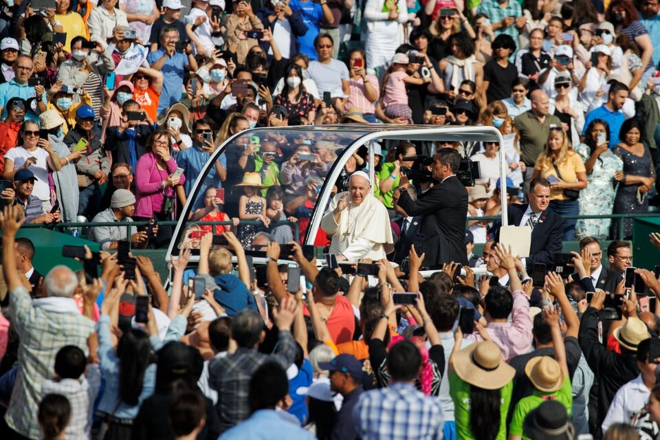 El Papa ingresa al estadio de Edmonton donde ofició su misa. (Fuente: AFP)