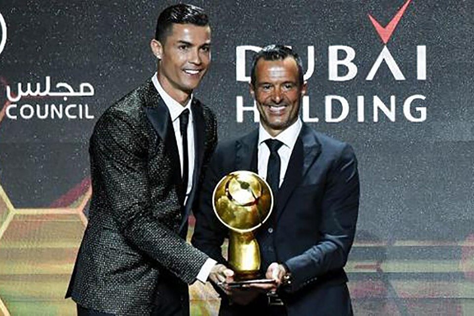 Cristiano Ronaldo junto a Jorge Mendes, su representante. (Fuente: AFP)