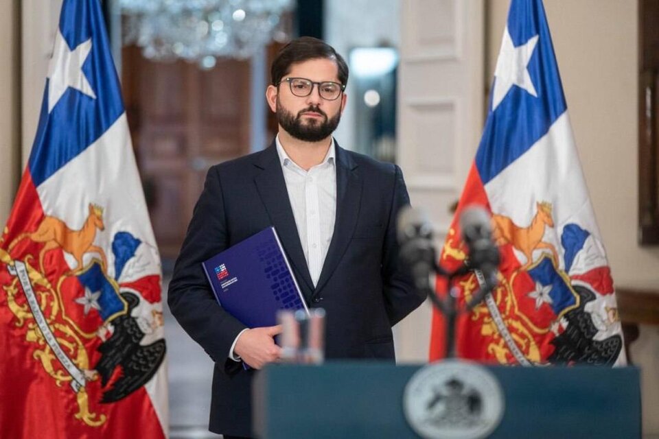 Presidente Gabriel Boric con un ejemplar de la propuesta constitucional / Twitter Presidencia de Chile