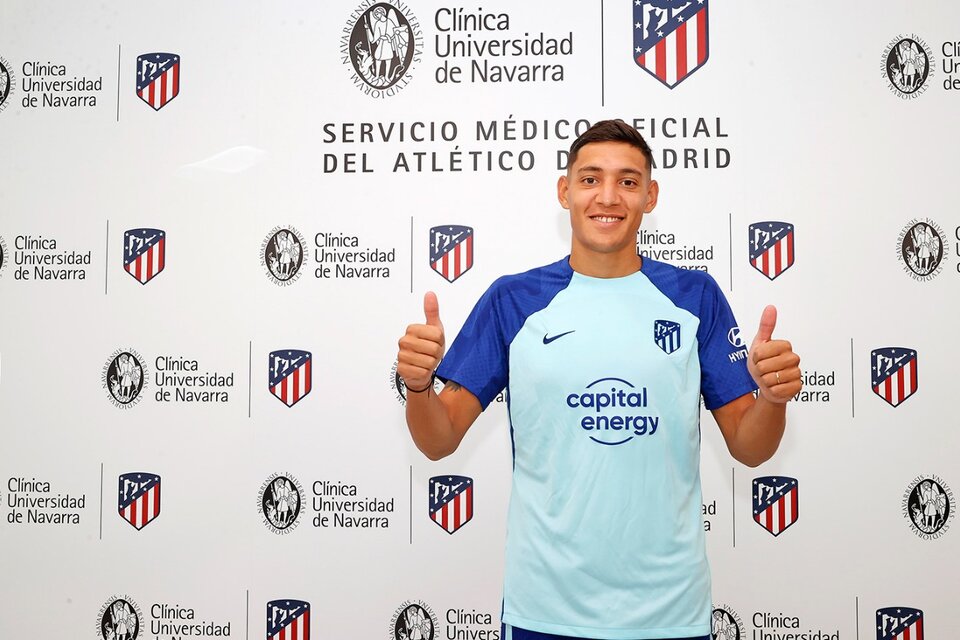 Nahuel Molina posa en su nuevo club. (Fuente: EFE)