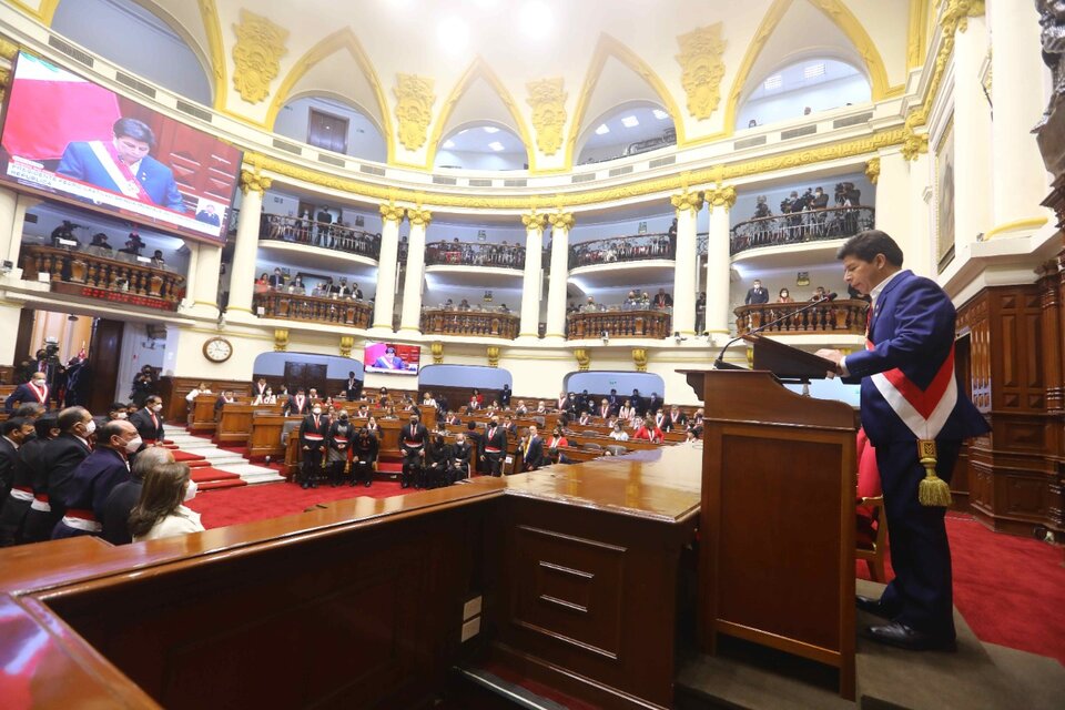 Castillo le habla al Congreso peruano al cumplir un año de mandato. (Fuente: EFE)