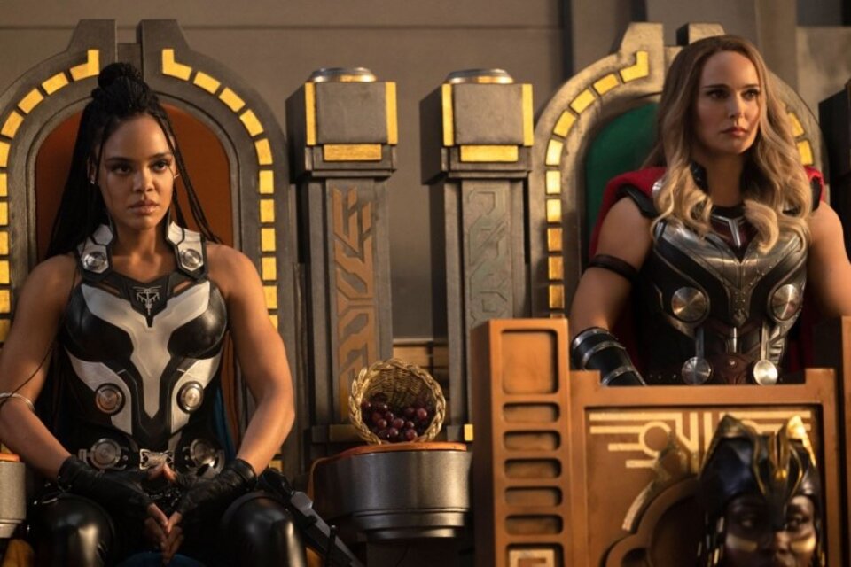 Tessa Thompson y Natalie Portman, la Reina Valkiria y Jane Foster en "Thor, amor y trueno". Imagen: Marvel. 