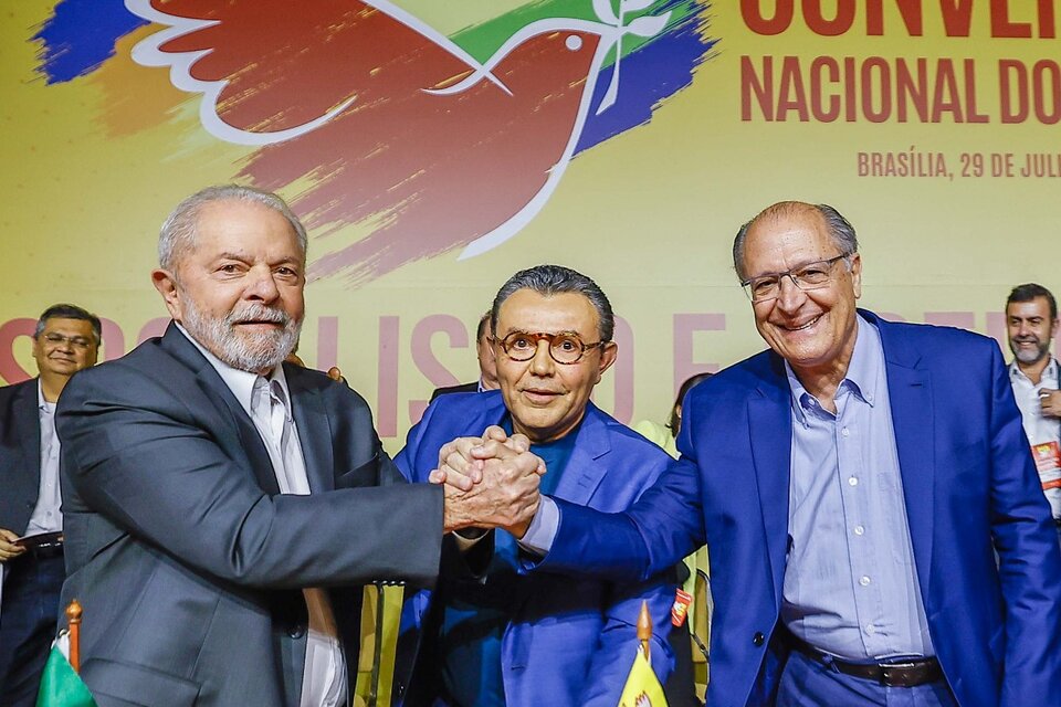 El expresidente Lula, el presidente nacional del PSB, Carlos Siqueira, y el exgobernador Geraldo Alckmin en la convención / Ricardo Stuckert