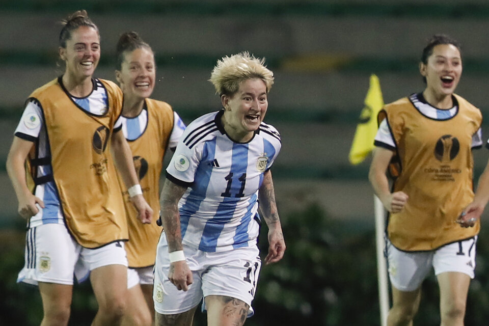 Yamila Rodríguez, la goleadora de Boca, encabeza el festejo del empate de Argentina (Fuente: EFE)