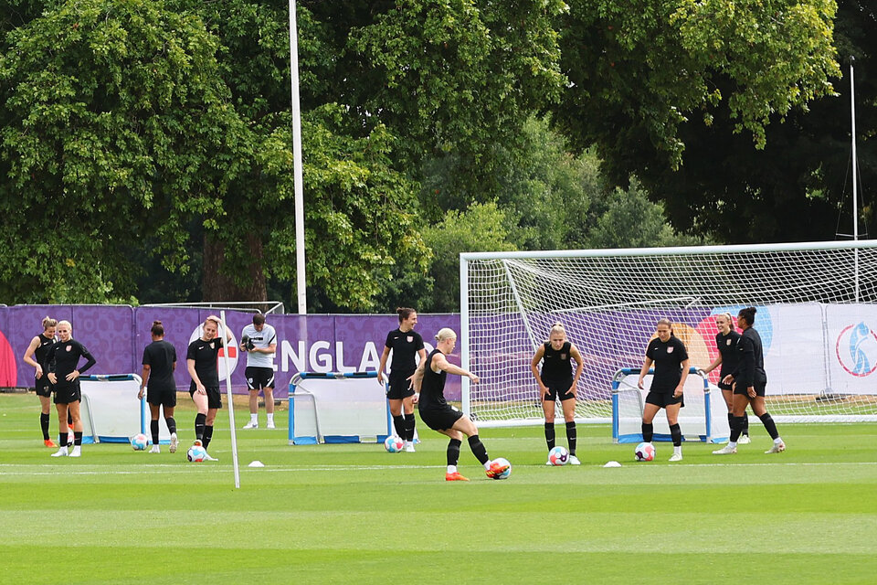 Las jugadoras de Inglaterra se preparan para dar el batacazo ante Alemania. (Fuente: @lionesses)